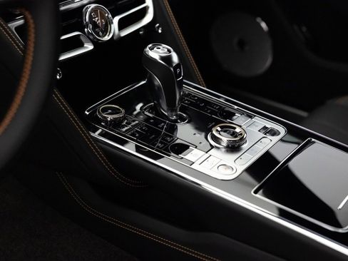 Used 2025 Bentley Flying Spur Plug-In Hybrid image 13