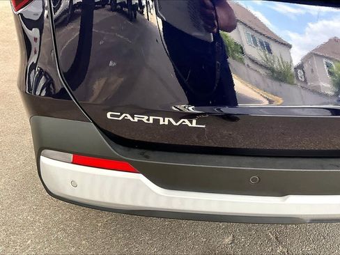 Used 2025 Kia Carnival FWD image 10