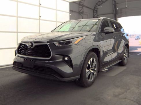 Certified 2023 Toyota Highlander XLE AWD/4WD image 1