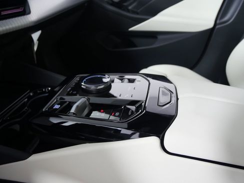 Used 2026 BMW 530i xDrive w/ M Sport Package image 22