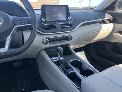 Used 2022 Nissan Altima 2.5 SV FWD image 14