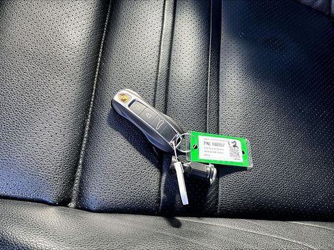 Used 2022 Porsche Panamera image 11