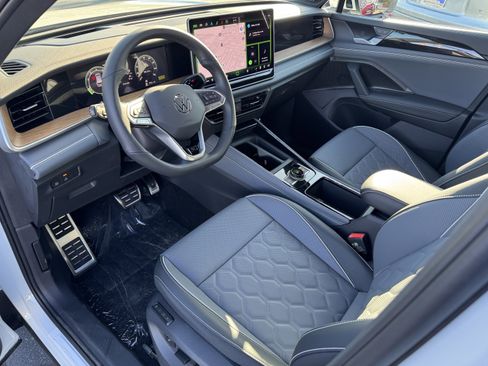 New 2026 Volkswagen Tiguan SEL R-Line AWD/4WD image 16