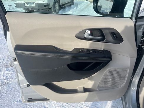 Used 2024 Chrysler Pacifica Touring-L image 13