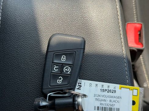 Used 2024 Volkswagen Tiguan SE AWD/4WD image 45