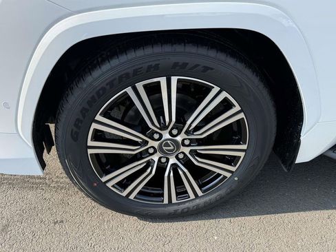 Used 2026 Lexus LX 700h Luxury image 7