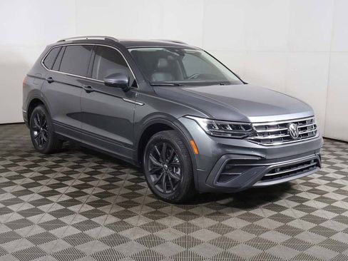 Used 2024 Volkswagen Tiguan SE w/ Panoramic Sunroof Package FWD image 2