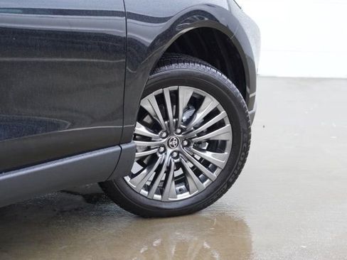 Certified 2024 Toyota Venza XLE image 8