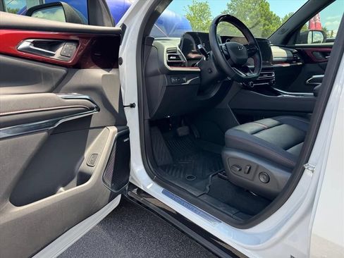 Used 2025 Chevrolet Traverse RS FWD image 16