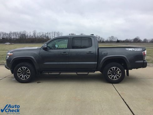 Used 2021 Toyota Tacoma TRD Sport w/ Technology Package image 9
