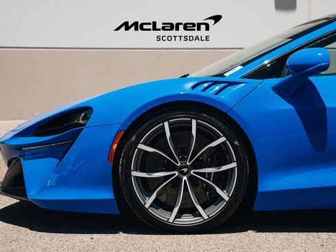 Used 2023 McLaren Artura RWD image 20