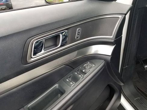 Used 2018 Ford Explorer XLT w/ Equipment Group 202A AWD/4WD image 11