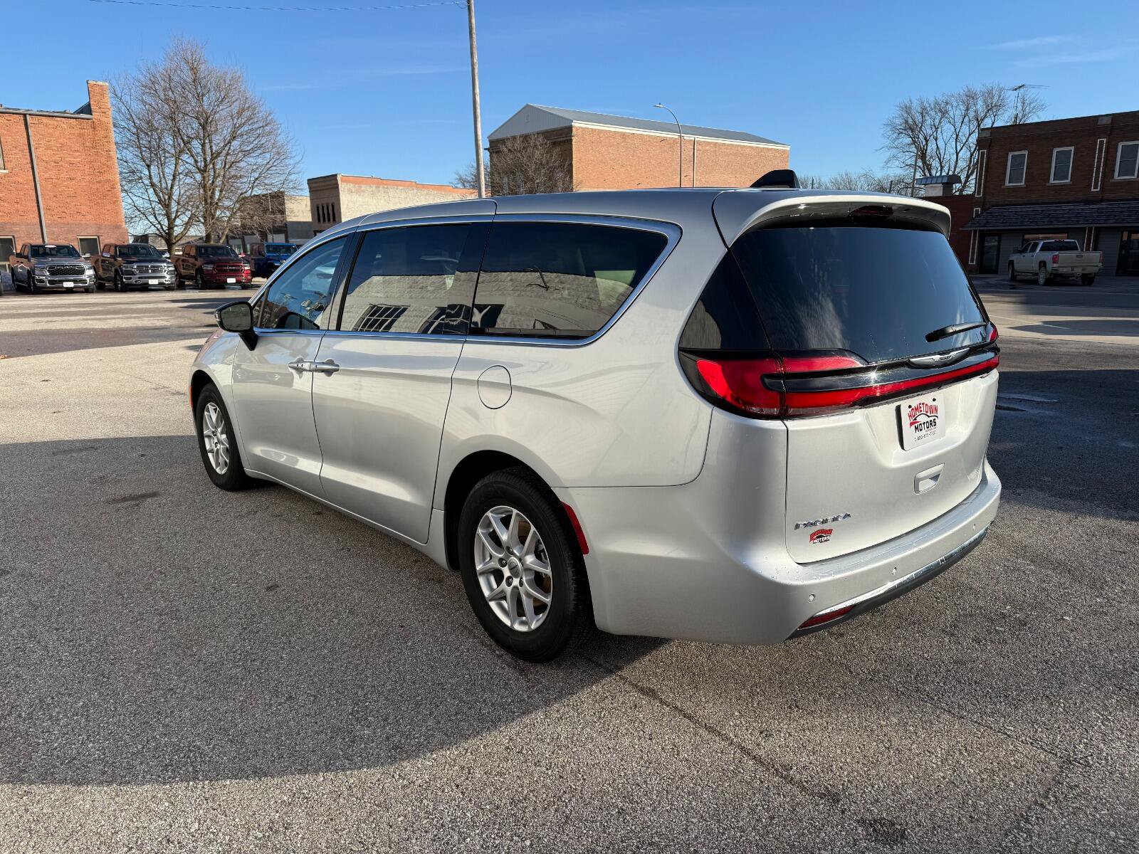 Used 2024 Chrysler Pacifica Touring-L FWD image 16