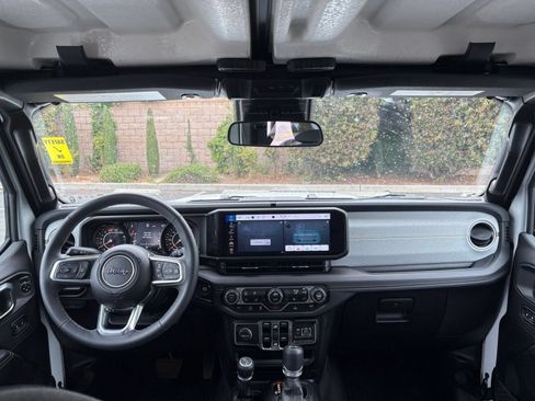Used 2025 Jeep Wrangler Unlimited Sahara AWD/4WD image 33