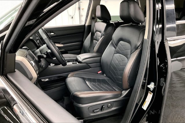 Used 2025 Nissan Pathfinder Platinum AWD/4WD image 24