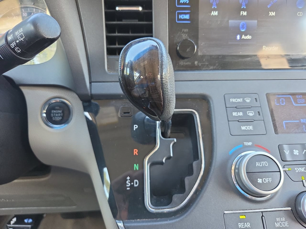 Used 2015 Toyota Sienna XLE FWD image 23