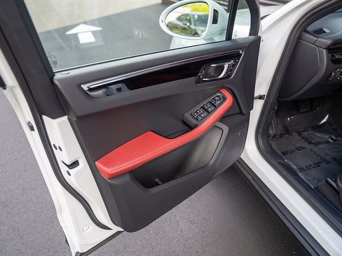 Certified 2026 Porsche Macan AWD/4WD image 16