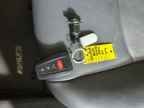 Used 2022 Toyota RAV4 XLE Premium image 23