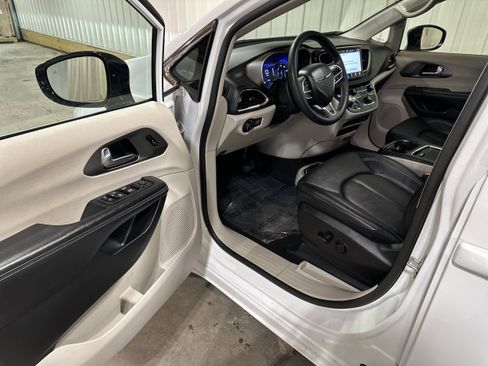 Used 2024 Chrysler Pacifica Touring-L image 8