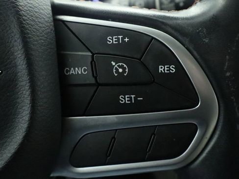 Certified 2017 Chrysler Pacifica Touring-L w/ Tire & Wheel Group image 37