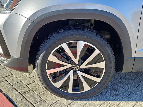 Certified 2023 Volkswagen Taos SE w/ Panoramic Sunroof Package image 5