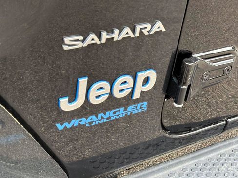 Used 2022 Jeep Wrangler Unlimited Sahara w/ Cold Weather Group AWD/4WD image 6