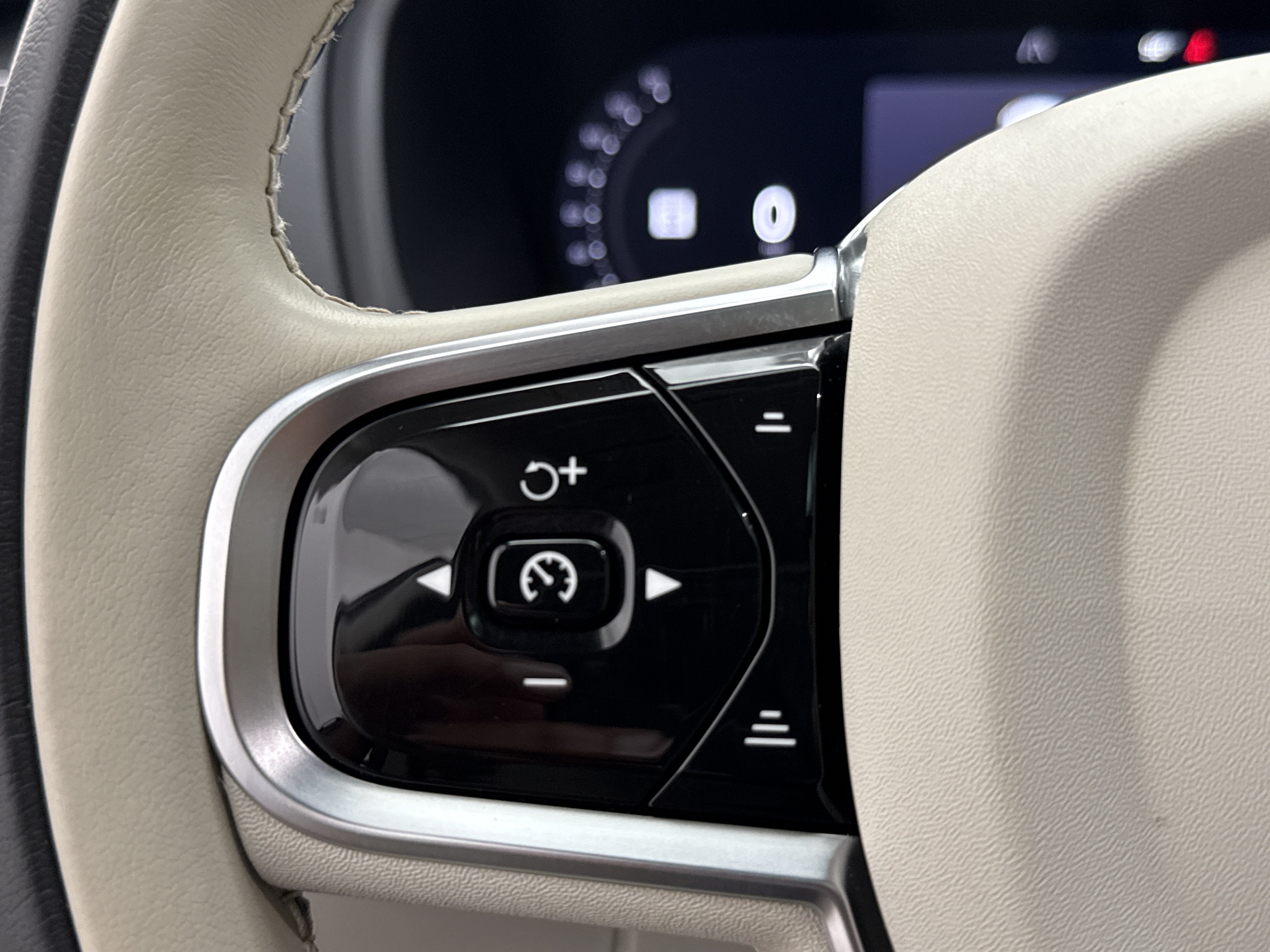 Certified 2024 Volvo XC90 B6 Plus w/ Protection Package Premier AWD/4WD image 15