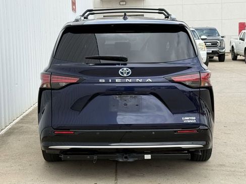 Used 2021 Toyota Sienna Limited image 5