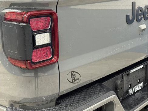 Used 2022 Jeep Gladiator Overland image 33