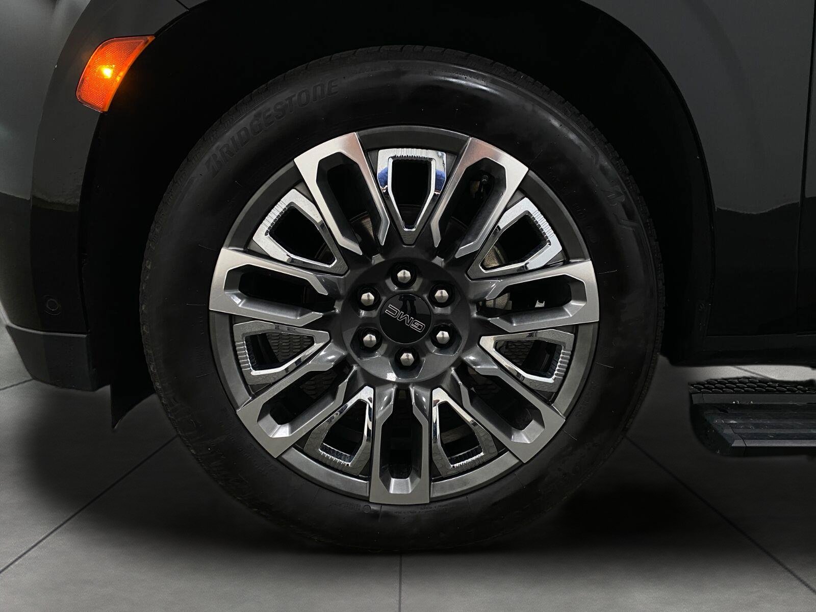Used 2023 GMC Yukon Denali Ultimate AWD/4WD image 13