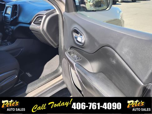 Used 2019 Jeep Cherokee Latitude w/ Popular Appearance Group AWD/4WD image 19