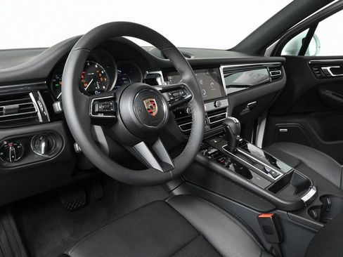 Certified 2025 Porsche Macan image 4