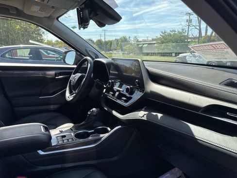 Used 2023 Toyota Highlander Limited image 9