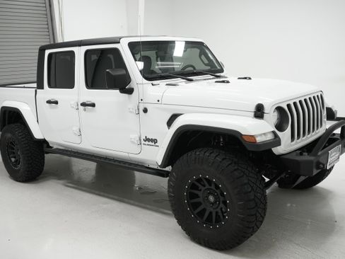 Used 2020 Jeep Gladiator Sport image 3