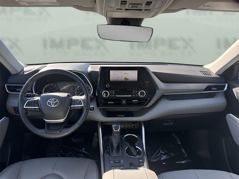 Used 2023 Toyota Highlander XLE image 13