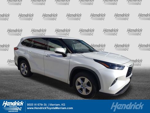 Used 2022 Toyota Highlander LE image 1