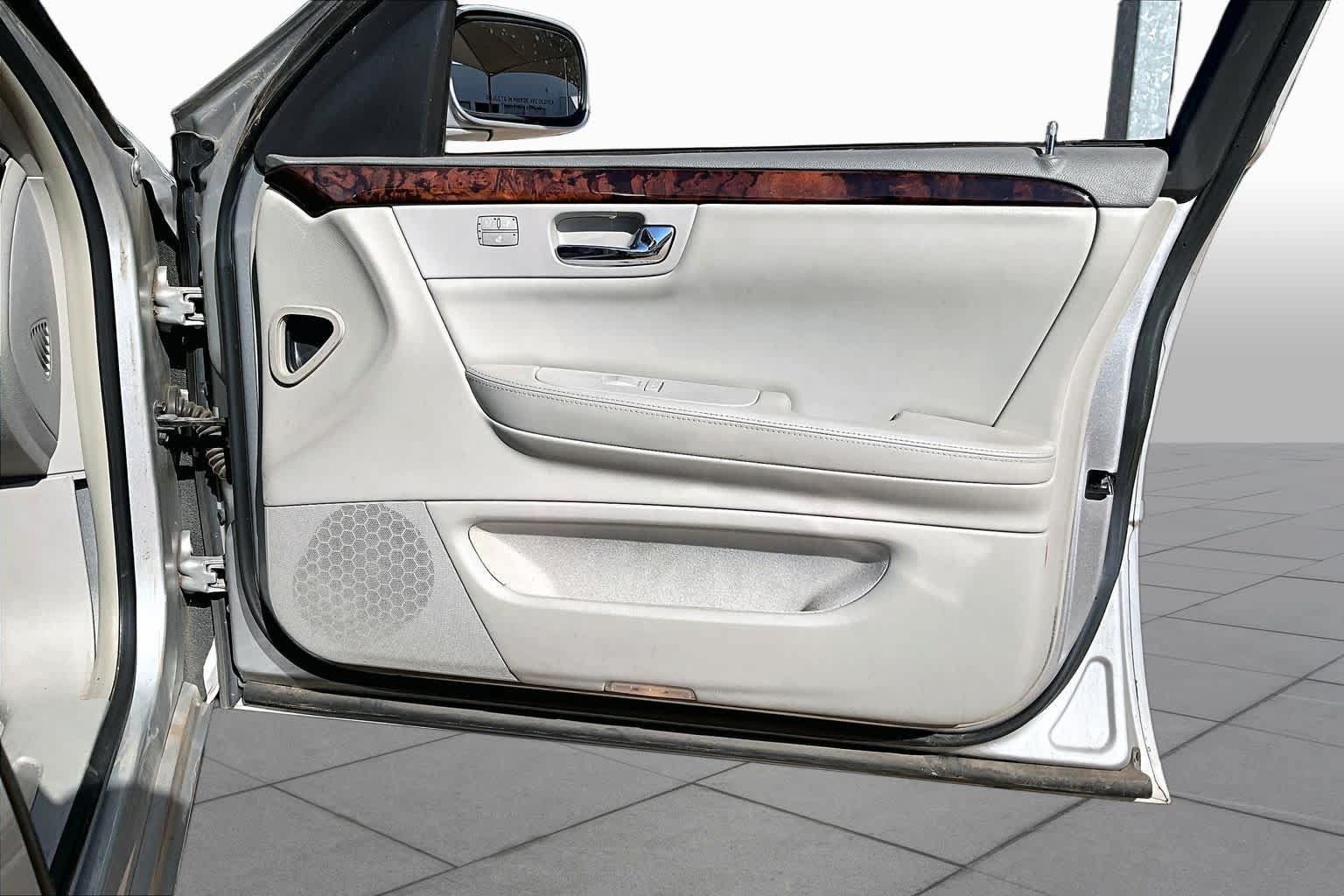 Used 2011 Cadillac DTS Luxury FWD image 24