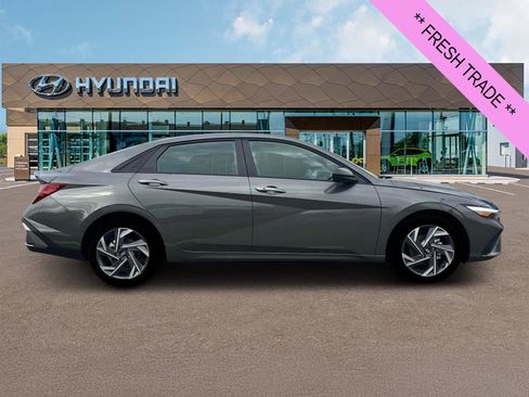 Used 2025 Hyundai Elantra Sport image 11