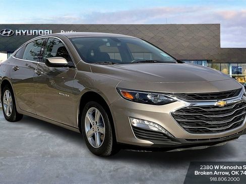 Used 2022 Chevrolet Malibu LT image 2