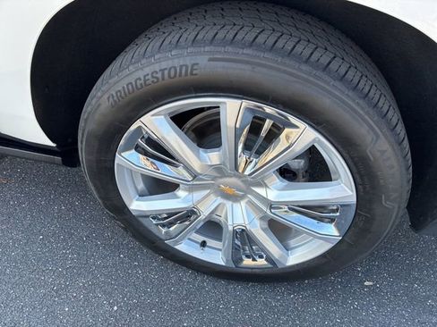 Used 2024 Chevrolet Suburban High Country image 12