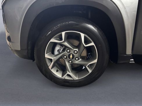 Used 2025 Chevrolet Trax LT w/ LT Convenience Package image 14