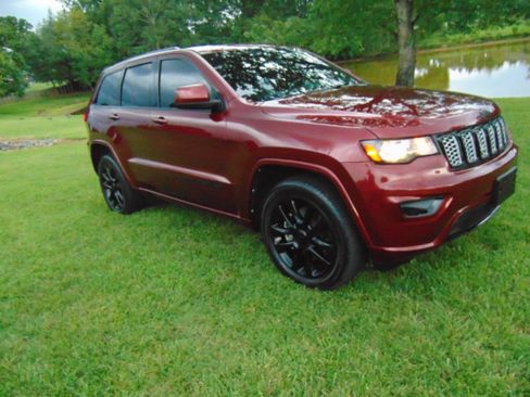 Used 2021 Jeep Grand Cherokee Laredo X RWD image 2