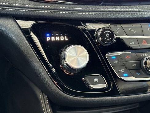 Used 2025 Chrysler Pacifica Limited image 32