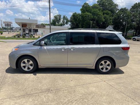 Used 2016 Toyota Sienna LE image 2