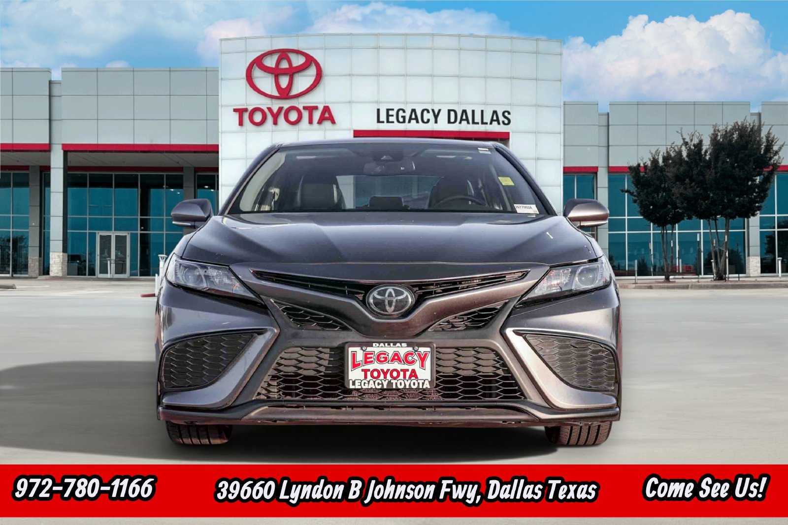 Used 2024 Toyota Camry SE w/ Convenience Package FWD image 4