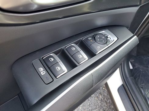 Used 2025 Kia Sorento LX FWD image 9