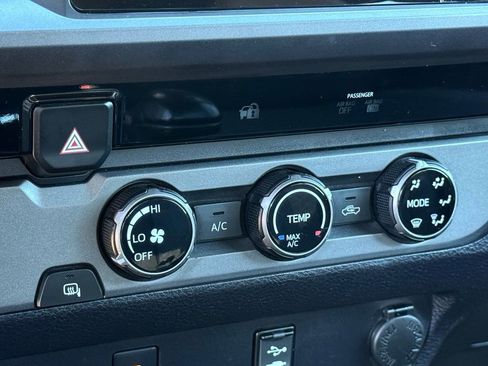 Used 2016 Toyota Tacoma TRD Sport image 9