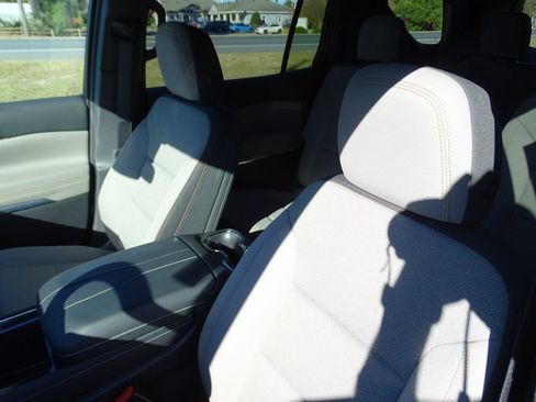 Used 2025 Chevrolet Traverse LT image 21