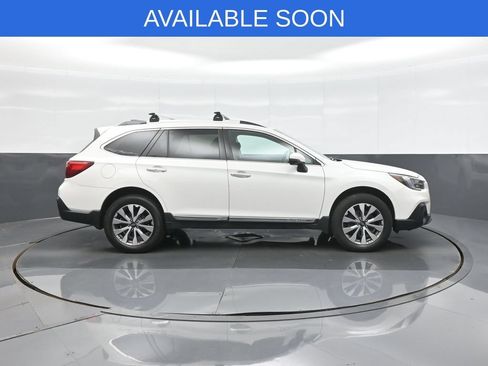Used 2018 Subaru Outback 3.6R Touring AWD/4WD image 8
