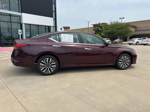 Used 2025 Nissan Altima 2.5 SV FWD image 14